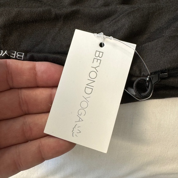 Beyond Yoga Infinity Scarf Zip Up Pocket Dark‎ Charcoal One Size NEW WITH TAGS - Picture 2 of 8